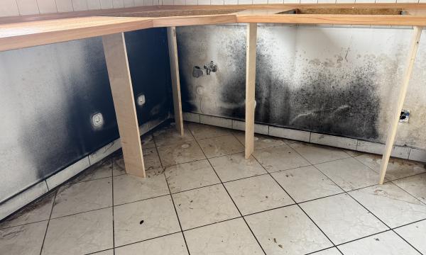 Schimmel hinter der Küchenzeile