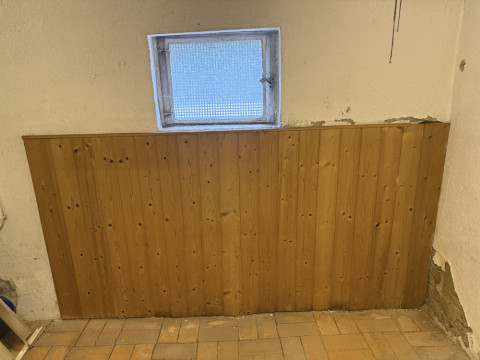 Nasse Wand hinter Holzverkleidung man hat es nur gerochen Schimmel und modriger Geruch