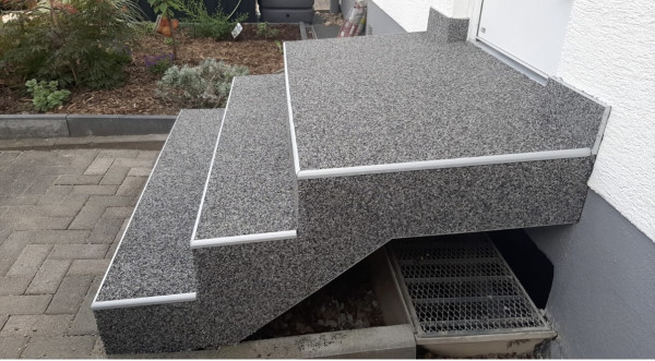 Treppe Fliesen entfernt und erneuert